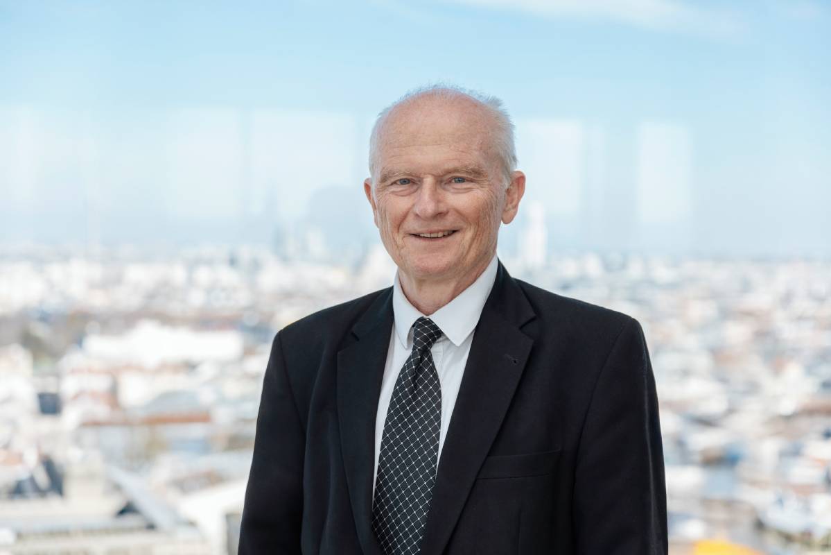 Dr. Peter Thirring