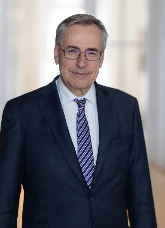 Dr. Andreas Staribacher